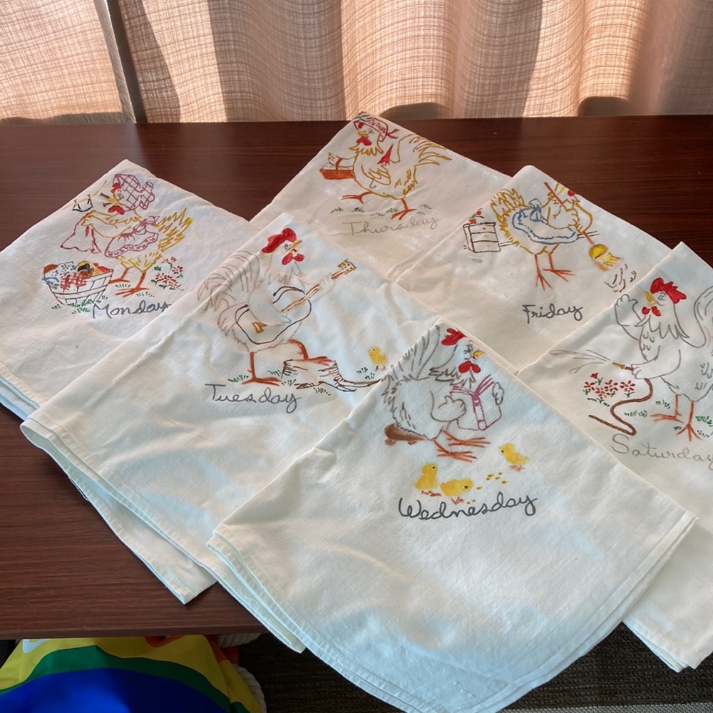 Vintage linen set - daily chickens